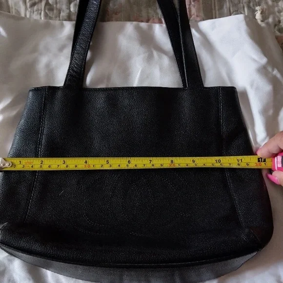 CHANEL Black Leather Shoulder Bag with Classic Design - Picture 12 of 17